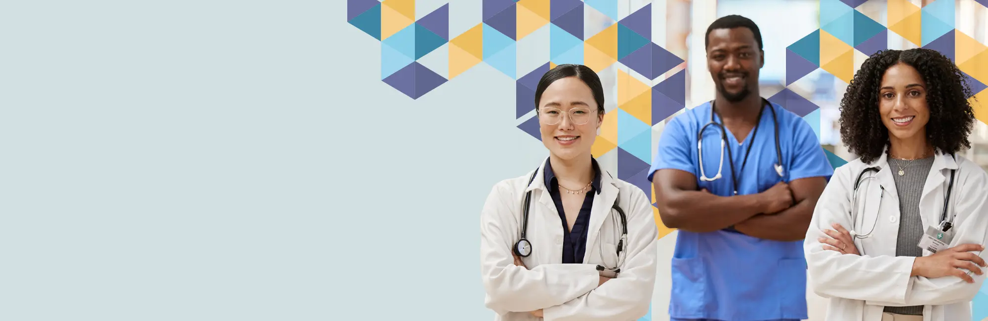 2 femmes médecins et 1 infirmier souriant